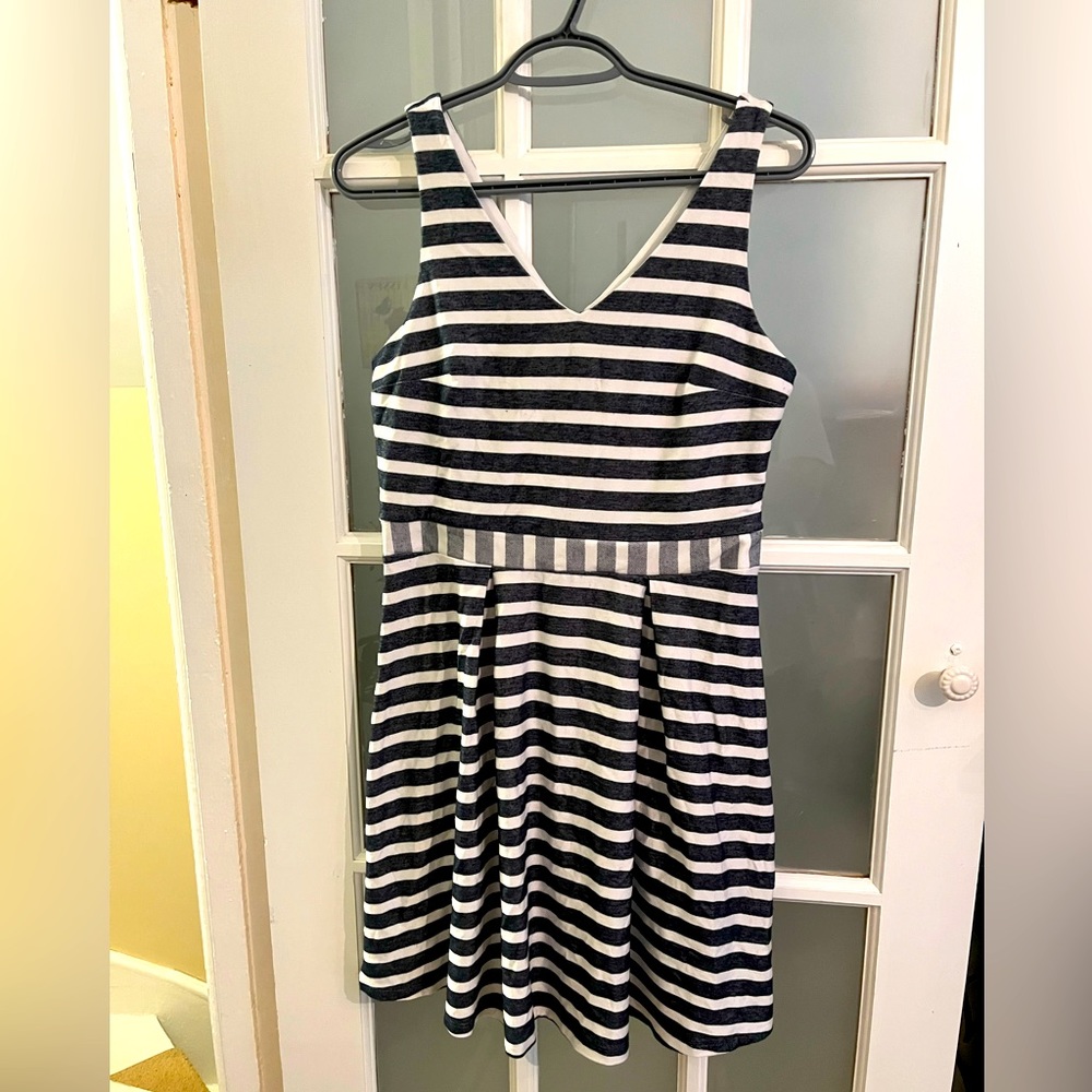 Suzy Shier Women’s size medium v neck skater dress.